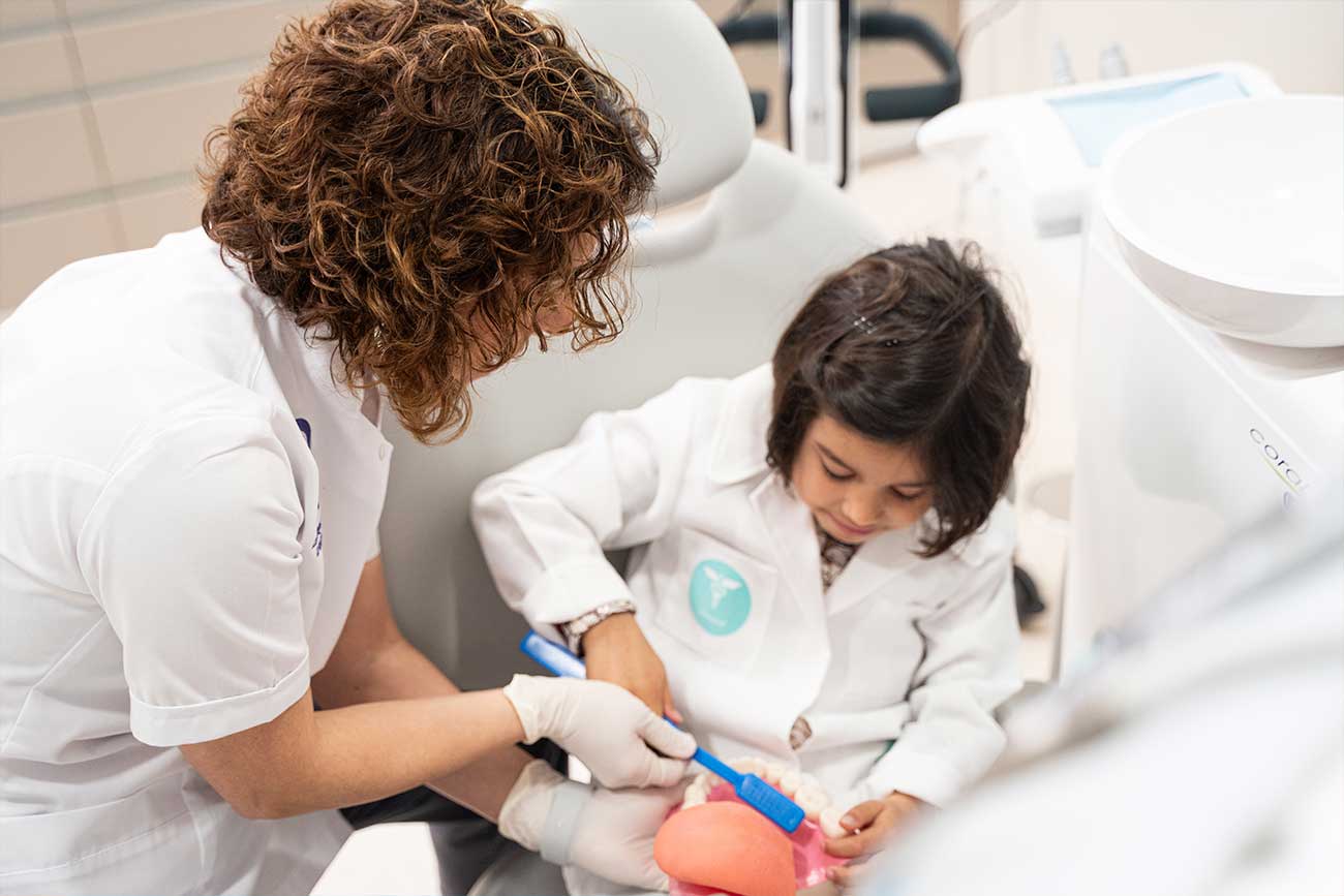 Conoce por qué la odontopediatría es vital para el desarrollo dental infantil y cómo puede beneficiar a tu hijo.